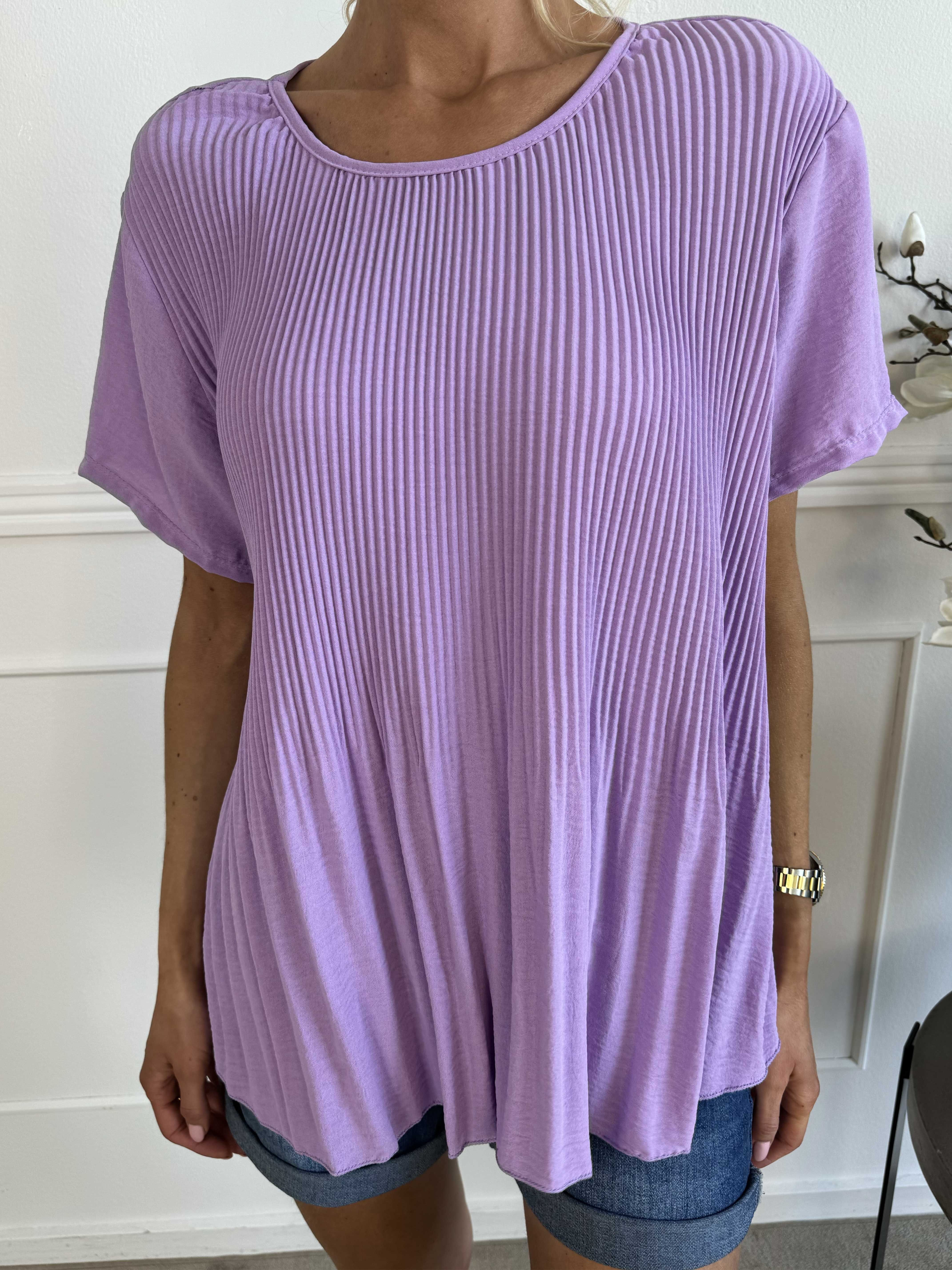 Camilia - Söt plisserad blus med liten ärm